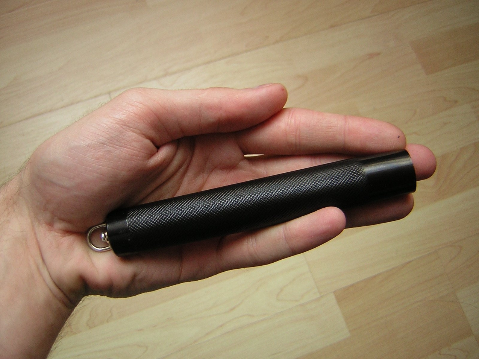 Телескопическая расширяемая дубинка для самообороны
