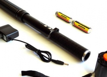 Электрошокер Молния-1120 имеет впечатляющую длину и вес. По своим внешним характеристикам устройство более всего походит на настоящую дубину с возм...