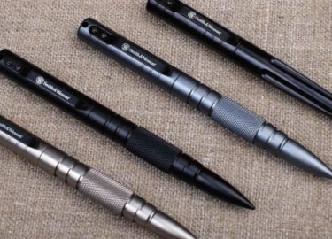 Оружейная компания Smith&Wesson выпускает не только огнестрельное оружие, но и такое приспособление самообороны, как ...