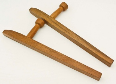 Тонфа - это японское холодное оружие ударно-раздробляющего действия. История его появления и развития, описание, техника работы с оружием.