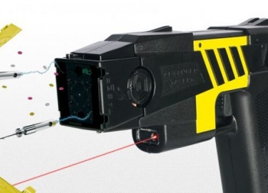 С помощью электрошокера Taser можно обезопаситься от внезапного нападения как агрессивно настроенного человека, так и от нападающей собаки или друг...