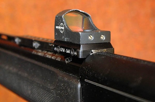 Коллиматорный прицел, установленный на винтовке
