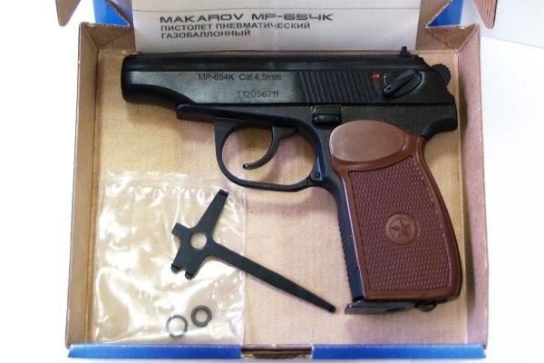 Пистолет в коробке