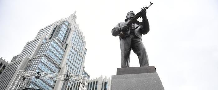 Памятник Калашникову