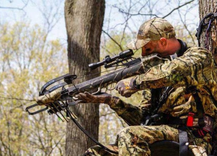 Охотник на снайперов. Арбалет для охоты. Арбалет спецназа. Боевой арбалет спецназа. Охотник с арбалетом.